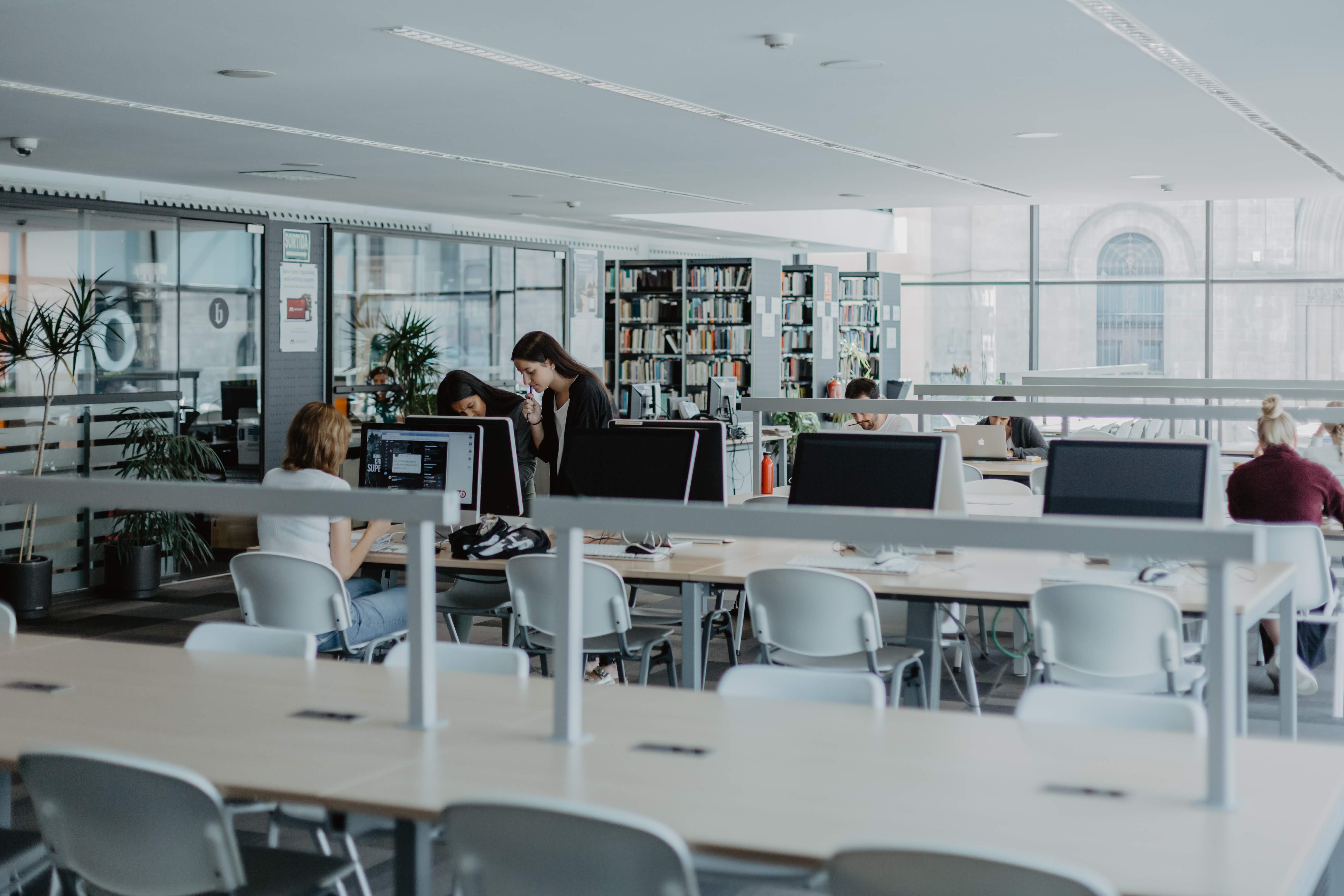 Estudiants a la biblioteca de la Facultat de Comunicació