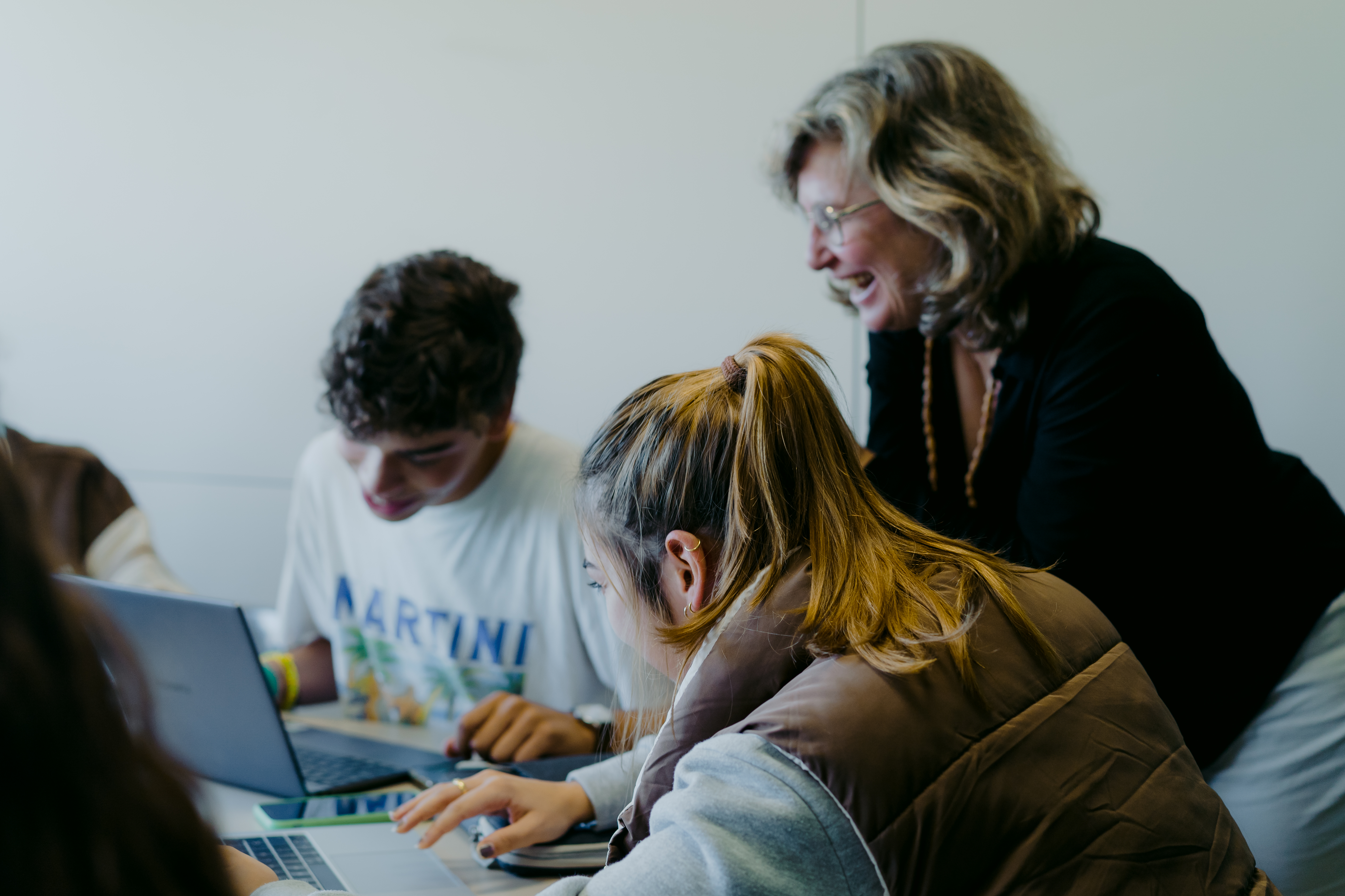 Professora amb alumnes, seminari FCRI