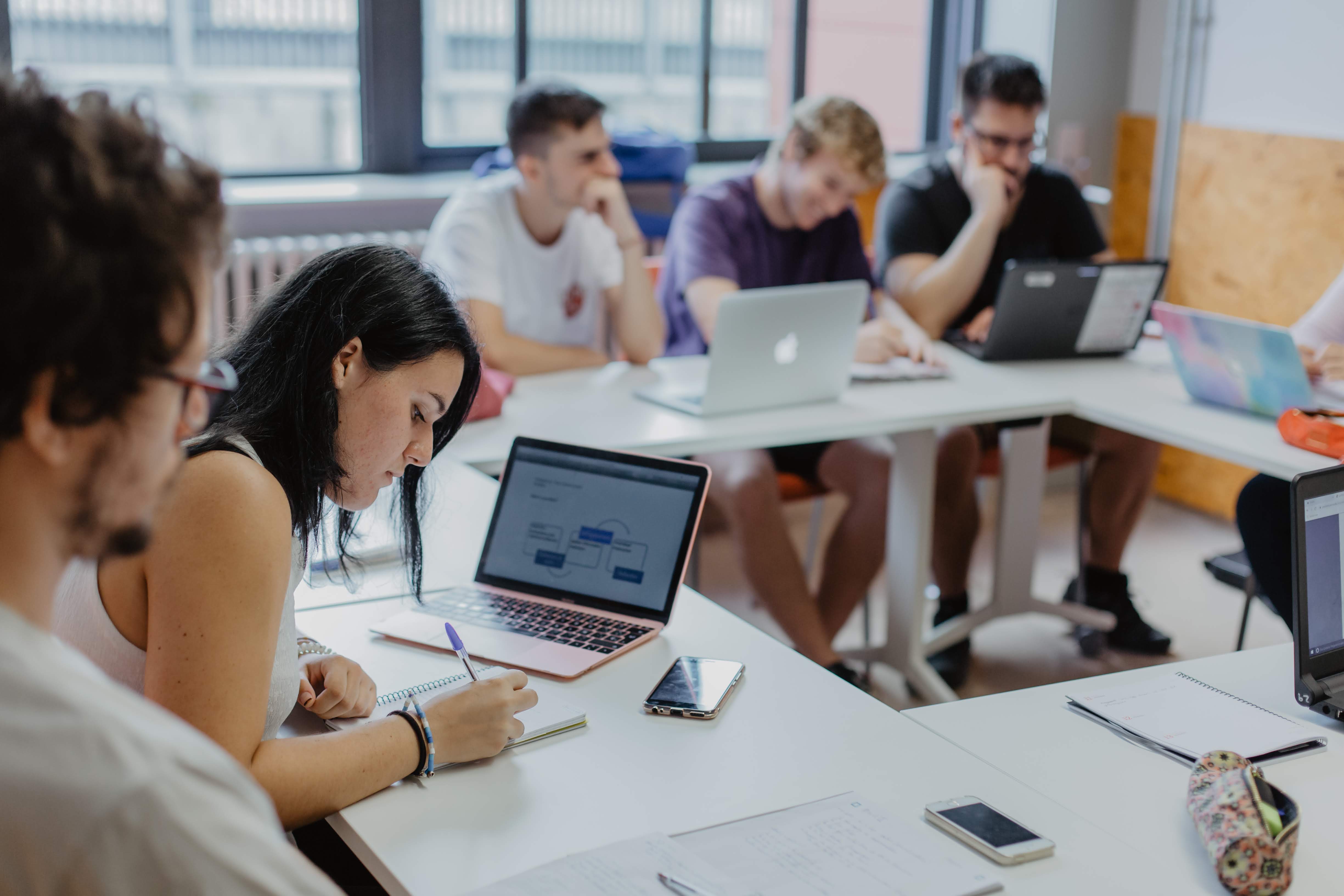 Alumnes estudiant al seminari