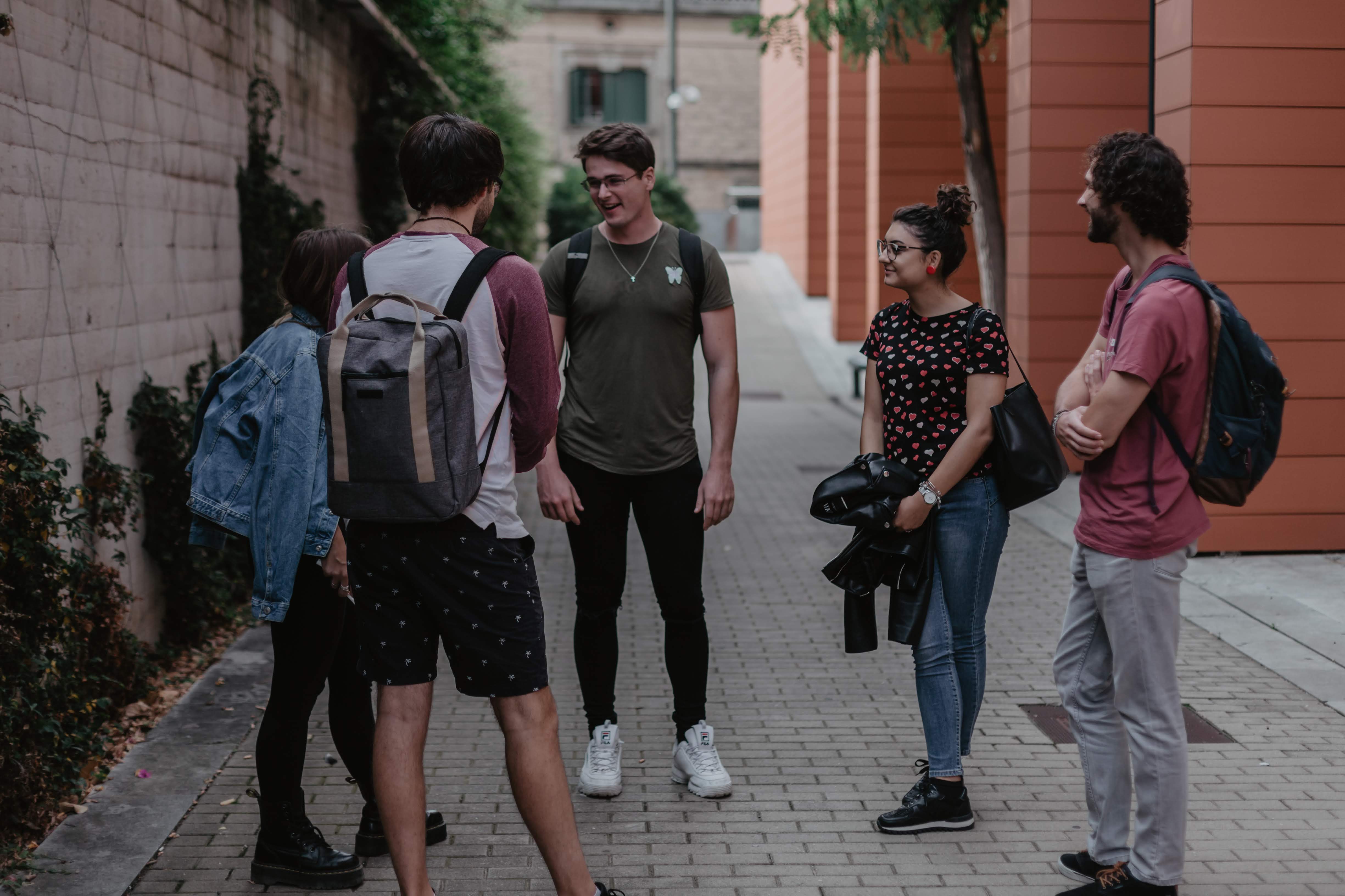 alumnes a l'exterior de la FPCEE