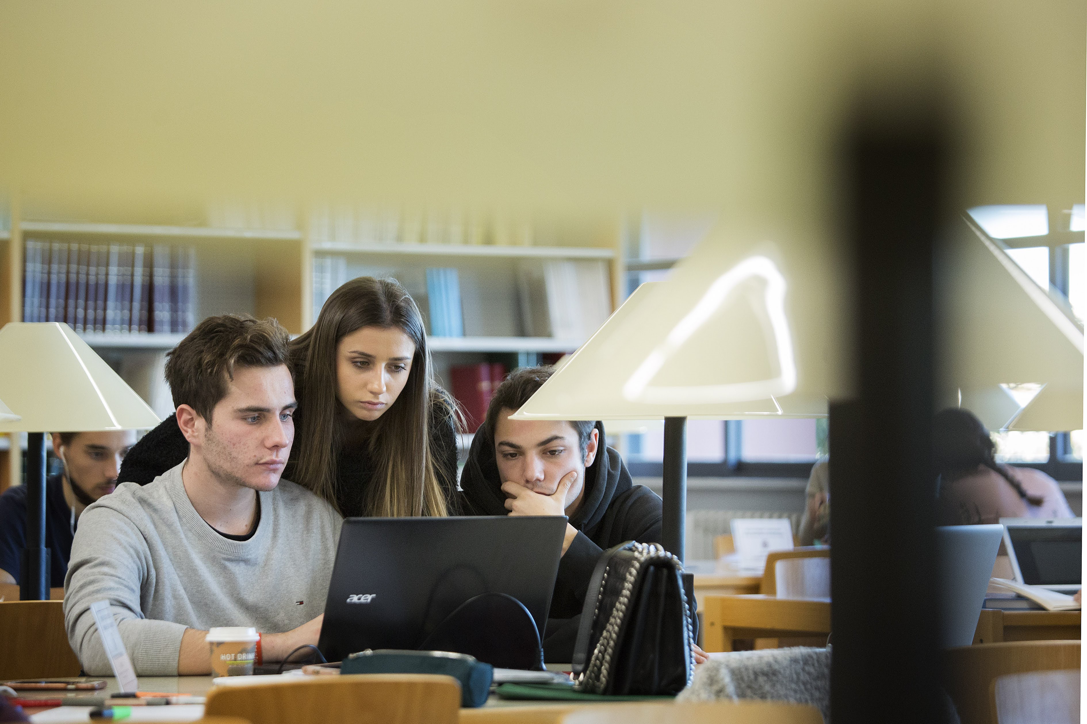 alumnes amb ordinador a la biblioteca fpcee
