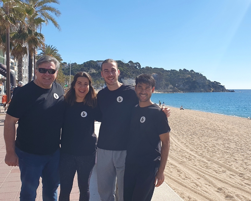 Tres estudiants del grau en Fisioteràpia i el professor Salvio Delmunt, a la Gran Fondo Lloret de Mar.