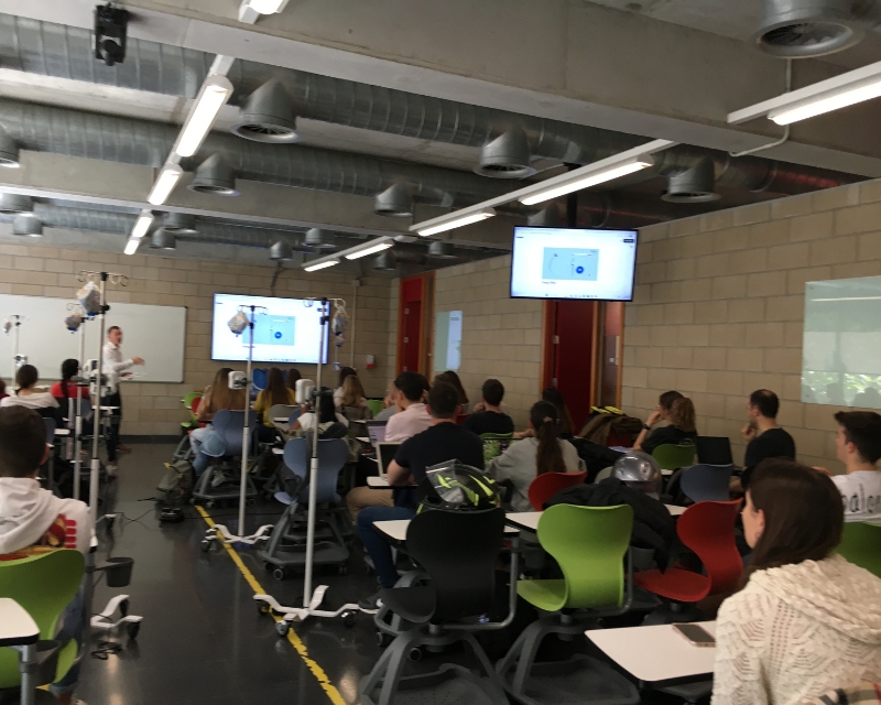 Xerrades per als estudiants de tercer curs del grau en Nutrició Humana i Dietètica, alumnes assentats a l'aula reben una formació.