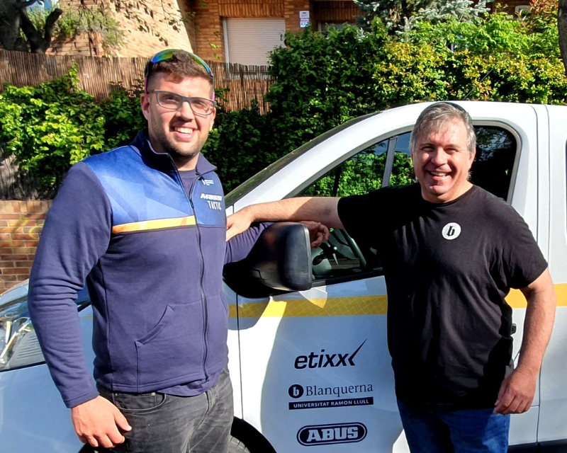 Arnau Pérez, alumne de Fisioteràpia, i Salvio Delmunt, professor del mateix grau de Fisioteràpia de Blanquerna-Universitat Ramon Llull, a la cursa ciclista ReVolta Catalunya.