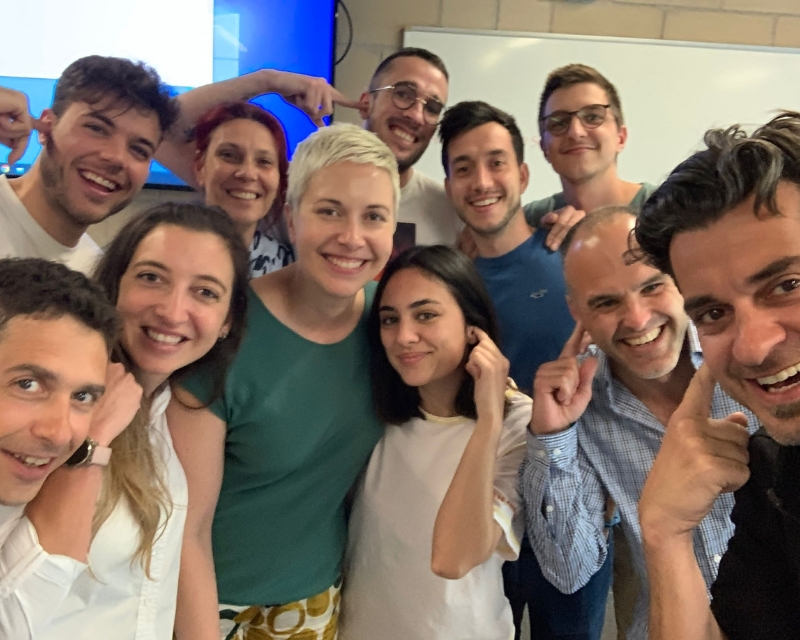 Alumnes del Títol d'Expert/a universitari/a en Fisioteràpia Maxil·lofacial en una classe dedicada a el tinnitus, amb la Dra. Sarah Michiels.