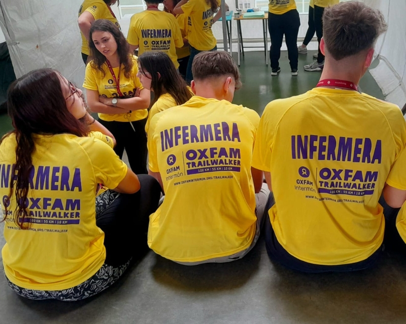 Alumnes d'infermeria fent de voluntaris a la Trailwalker 2023 de Girona, una caminada solidària organitzada per Oxfam Intermón.