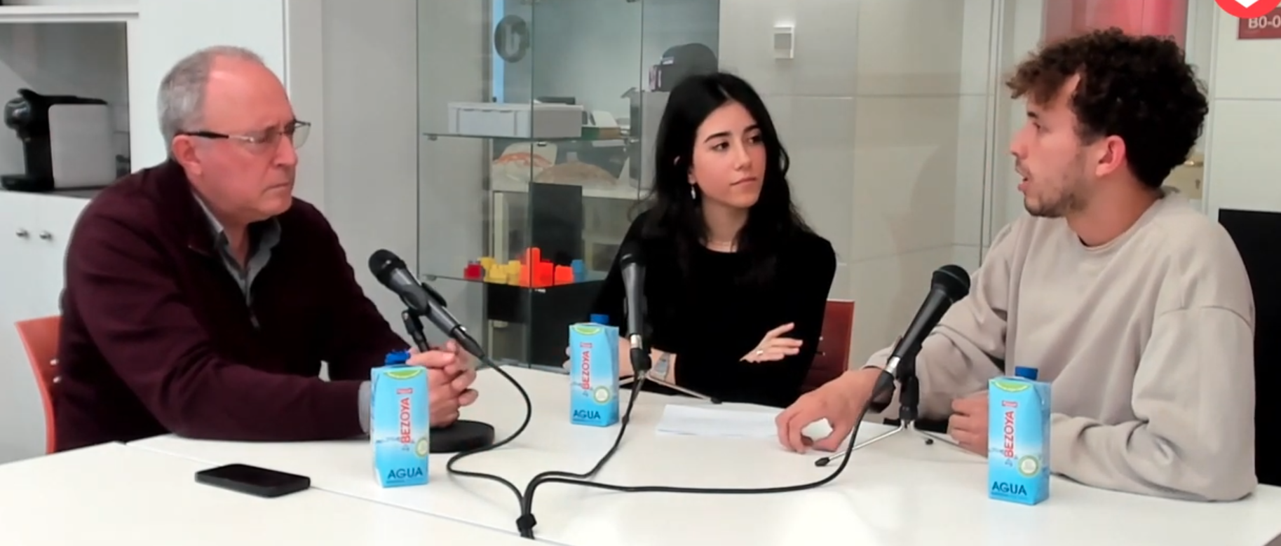 L'Eduard i l'Estel parlen amb el Dr. Jordi Riera sobre la comissió dels drets dels infants.
