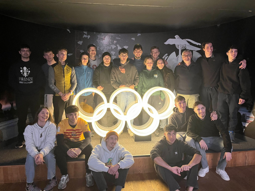 alumnes de CAFE  amb el símbol de les olimpiades