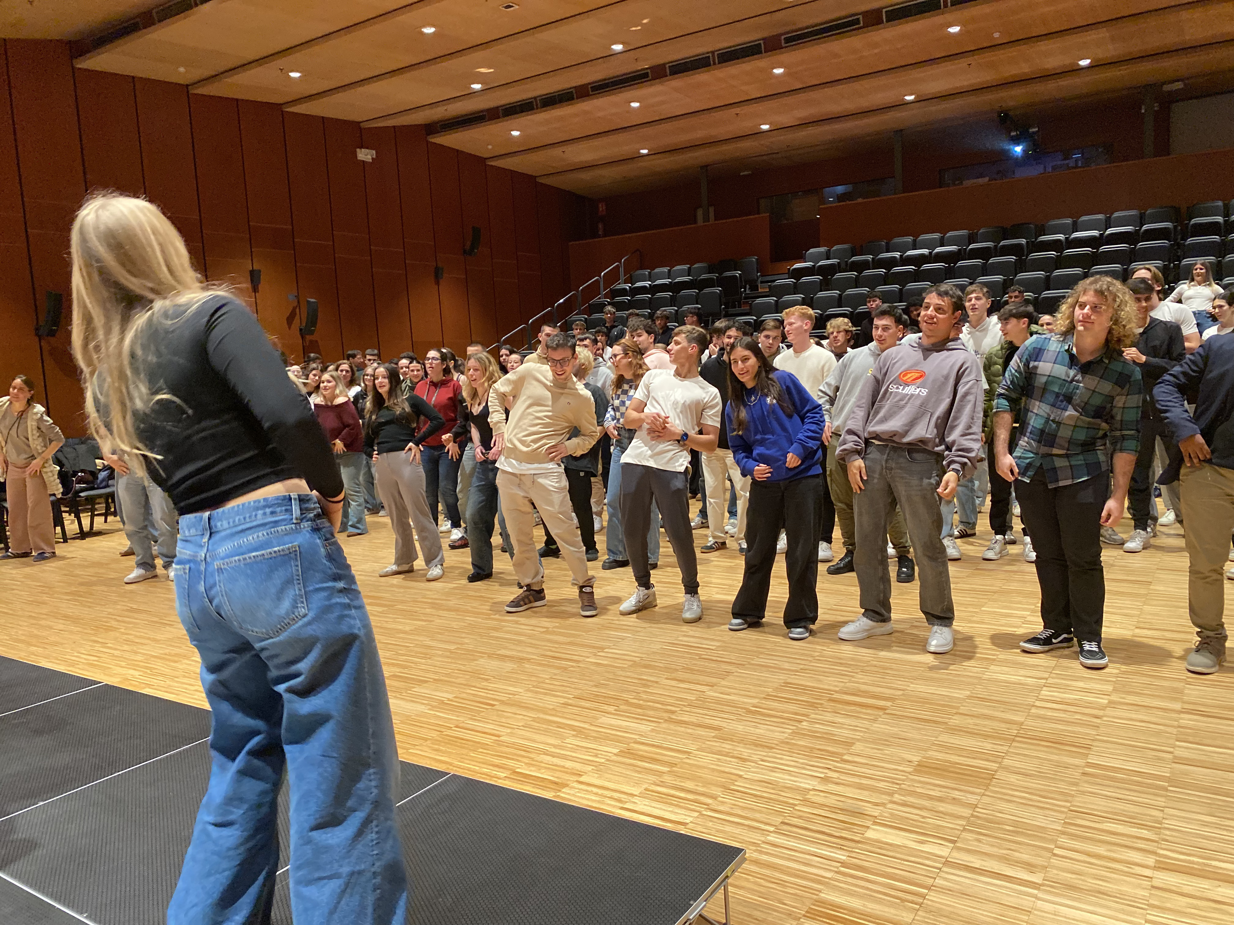 L'alumnat de CAFE realitza una pausa de moviment