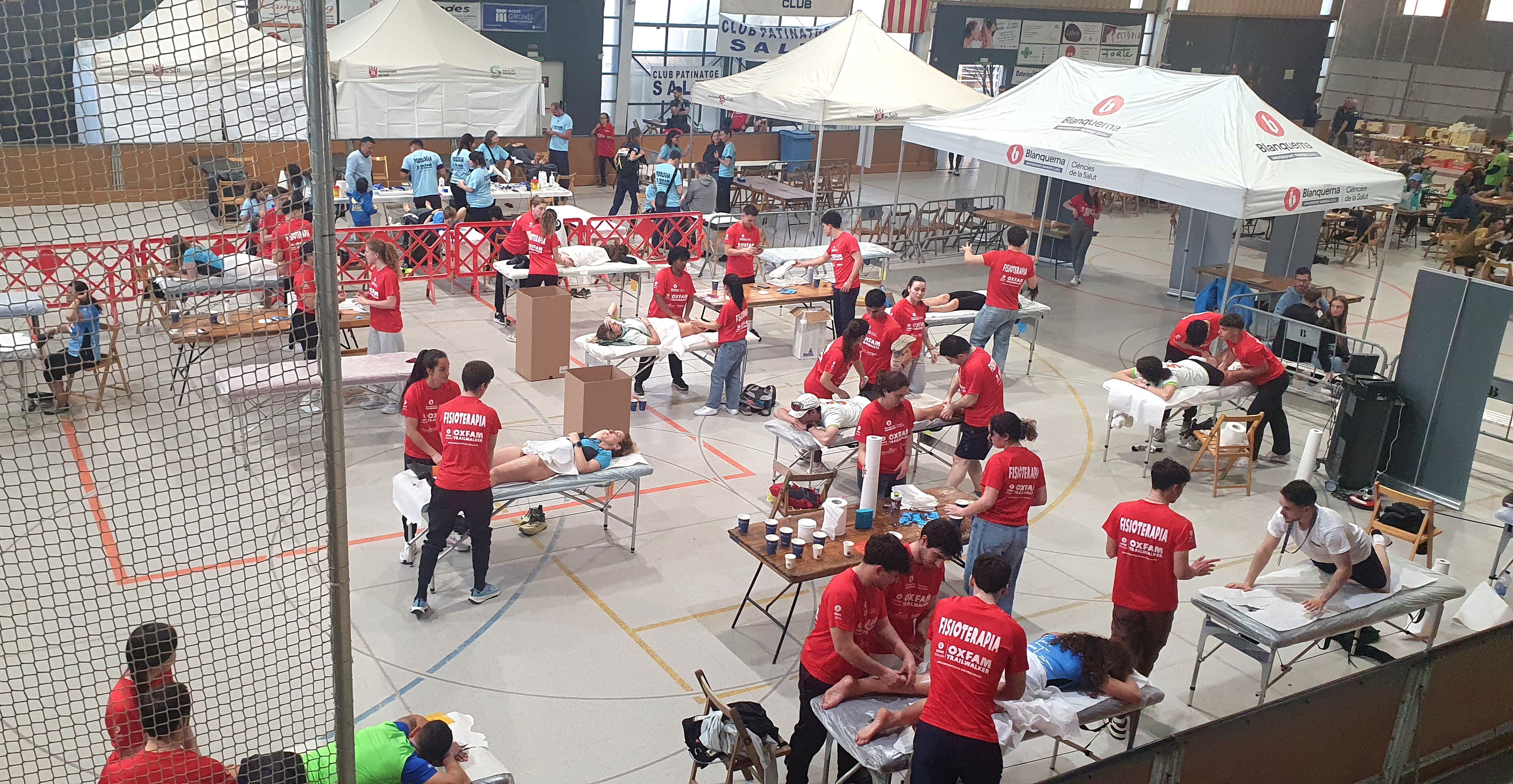 La Trailwalker d’Oxfam Intermón 2025, celebrada aquest cap de setmana a Girona, ha estat un èxit rotund, amb dos mil participants i una recaptació de 370.000 euros per a lluitar contra la pobresa i l’emergència climàtica.  L’alumnat de Fisioteràpia ha tingut un paper clau en la seva tasca de voluntariat sanitari, juntament amb els companys d’Infermeria que, per primer cop, han coincidit en el mateix emplaçament, reforçant així el treball col·laboratiu entre els diferents graus. Durant la cursa de 100 km ent