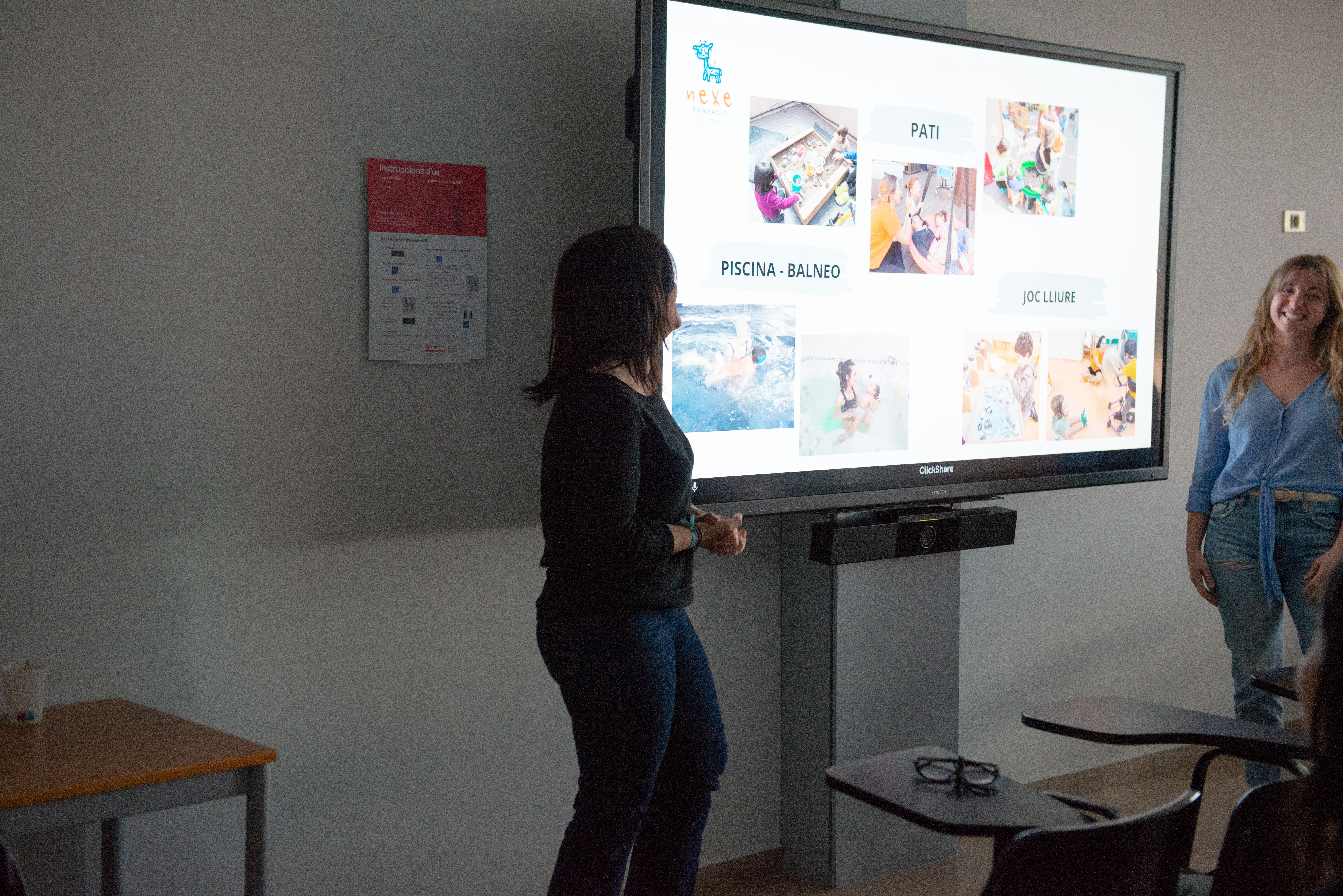 Les alumni Sara Torrents i Cintia Albi explicant en una classe