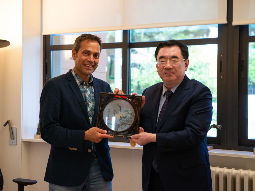 Degà de la Facultat amb la visita de Yancheng Teachers University.