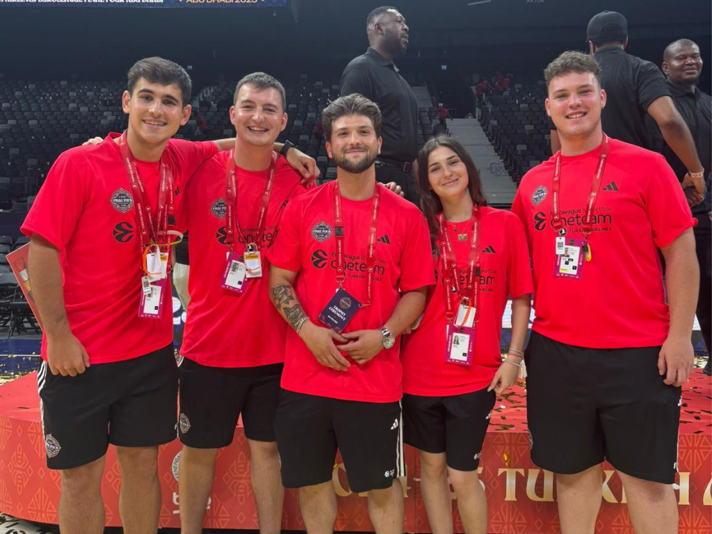 Alumnat de Gestió Esportiva en la Final Four de l'Eurolliga 2025.