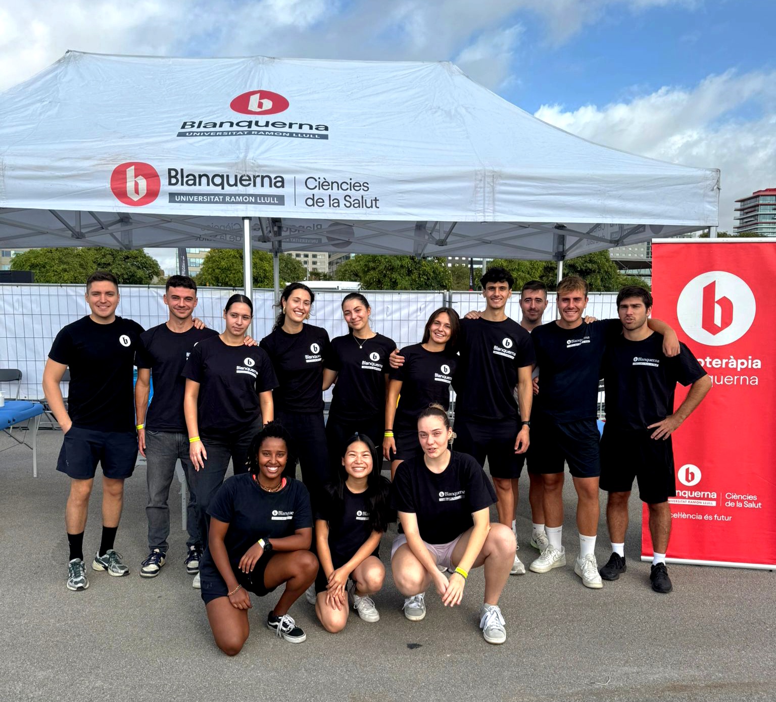 L'alumnat participant a la Wodcelona, posant davant de la seva carpa