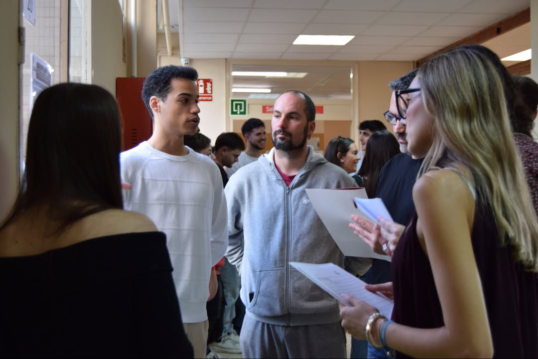 Alumnat presentant els seus pòsters
