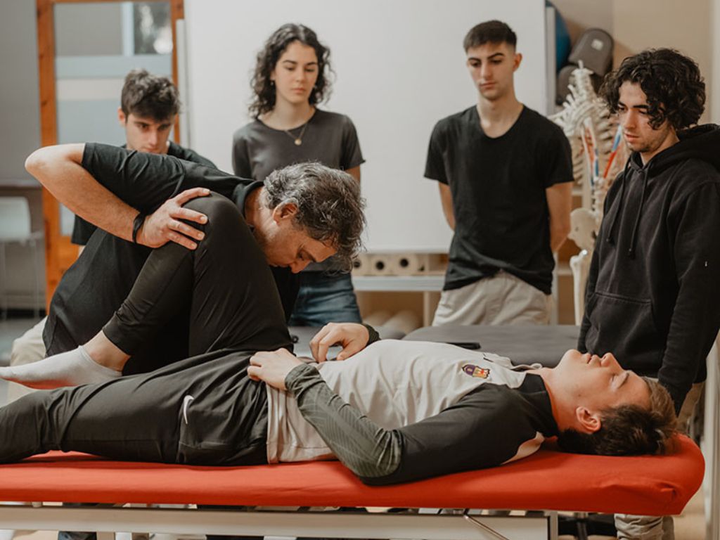Imatge d'una classe pràctica de fisioteràpia