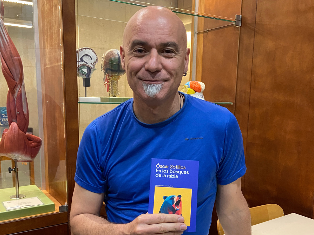 Óscar Sotillos amb el seu nou llibre 'En los bosques de la rabia'
