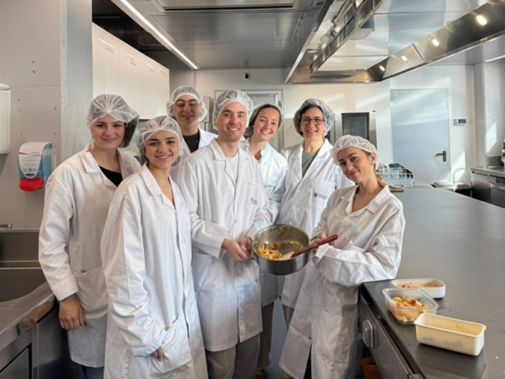 Alumnat de Farmàcia al 'Taller de plat saludable'