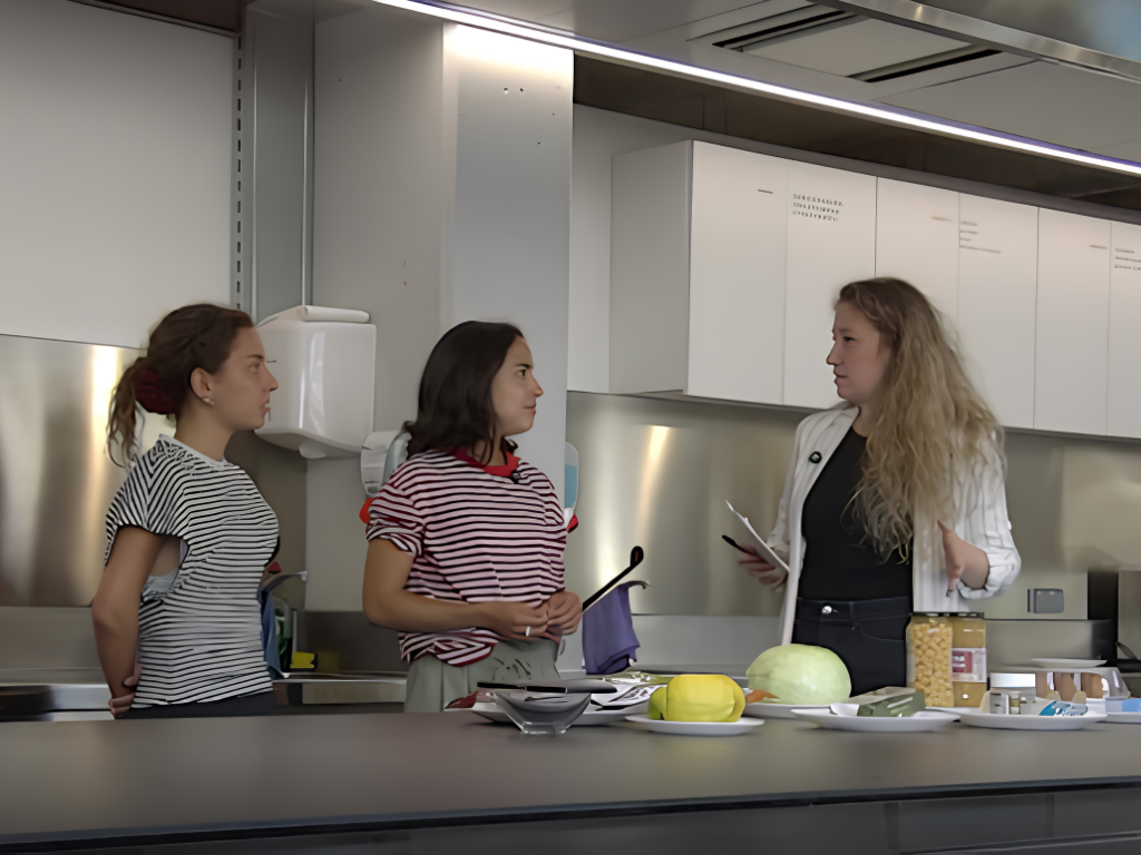 Alumnat de 1r de Nutrició i Dietètica a la cuina de la Facultat.