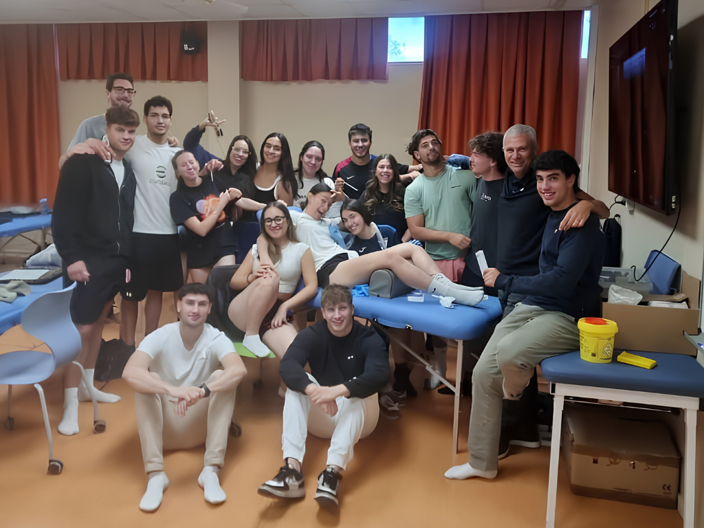L’alumnat de Fisioteràpia durant la sessió práctica