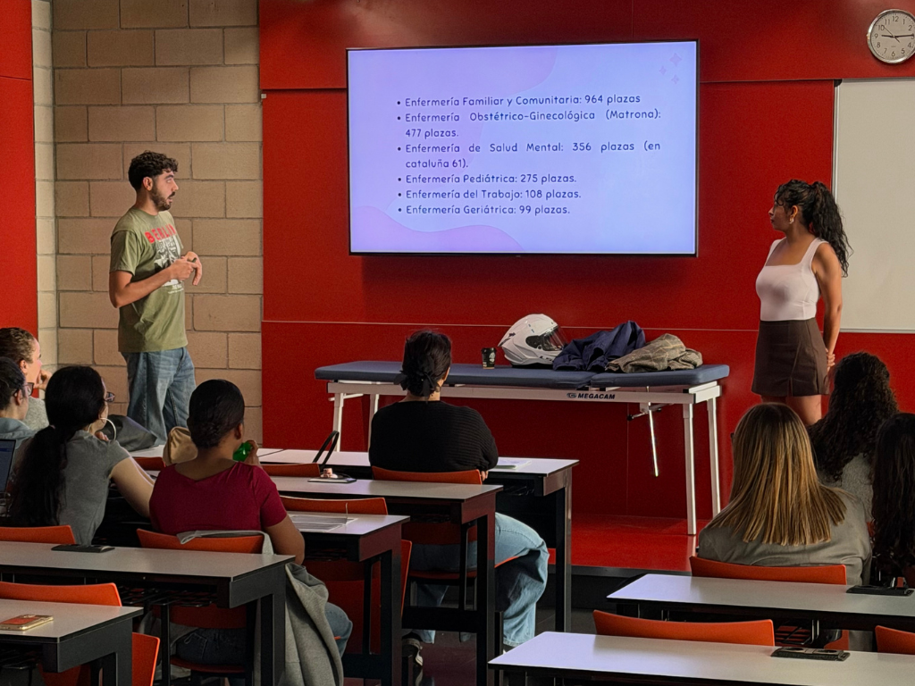 Alumnes d'Infermeria en la trobada amb professionals residents