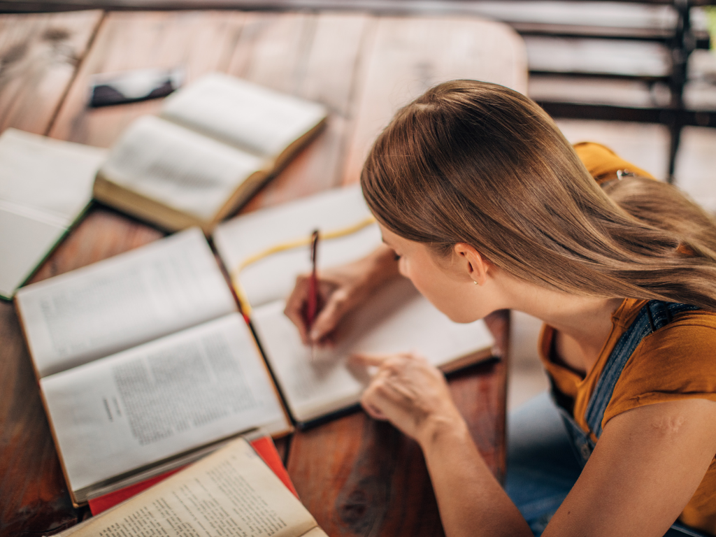 Imatge de recurs d'una noia estudiant