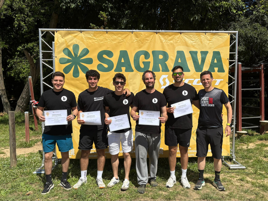 Alumnat de Fisioteràpia rebent els diplomes