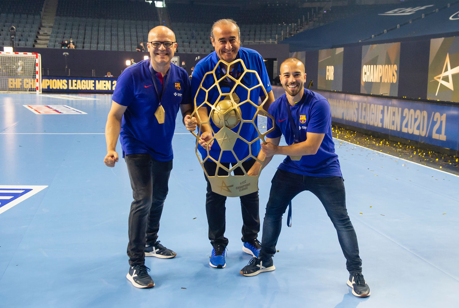 L'enric vila gual i els companys, amb la copa a la mà