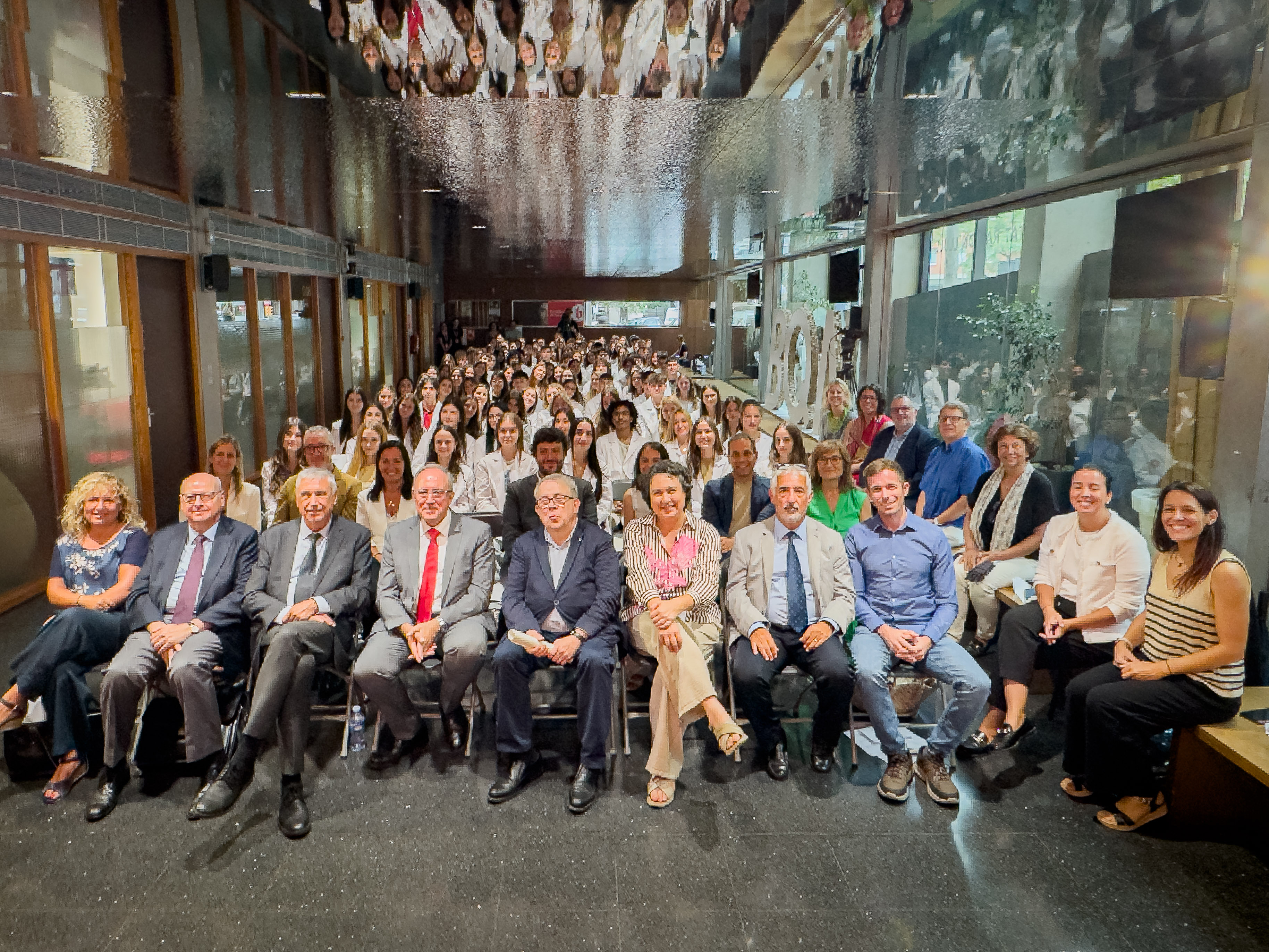 Fotografia de grup de la primera promoció de Medicina després de la imposició de bata blanca