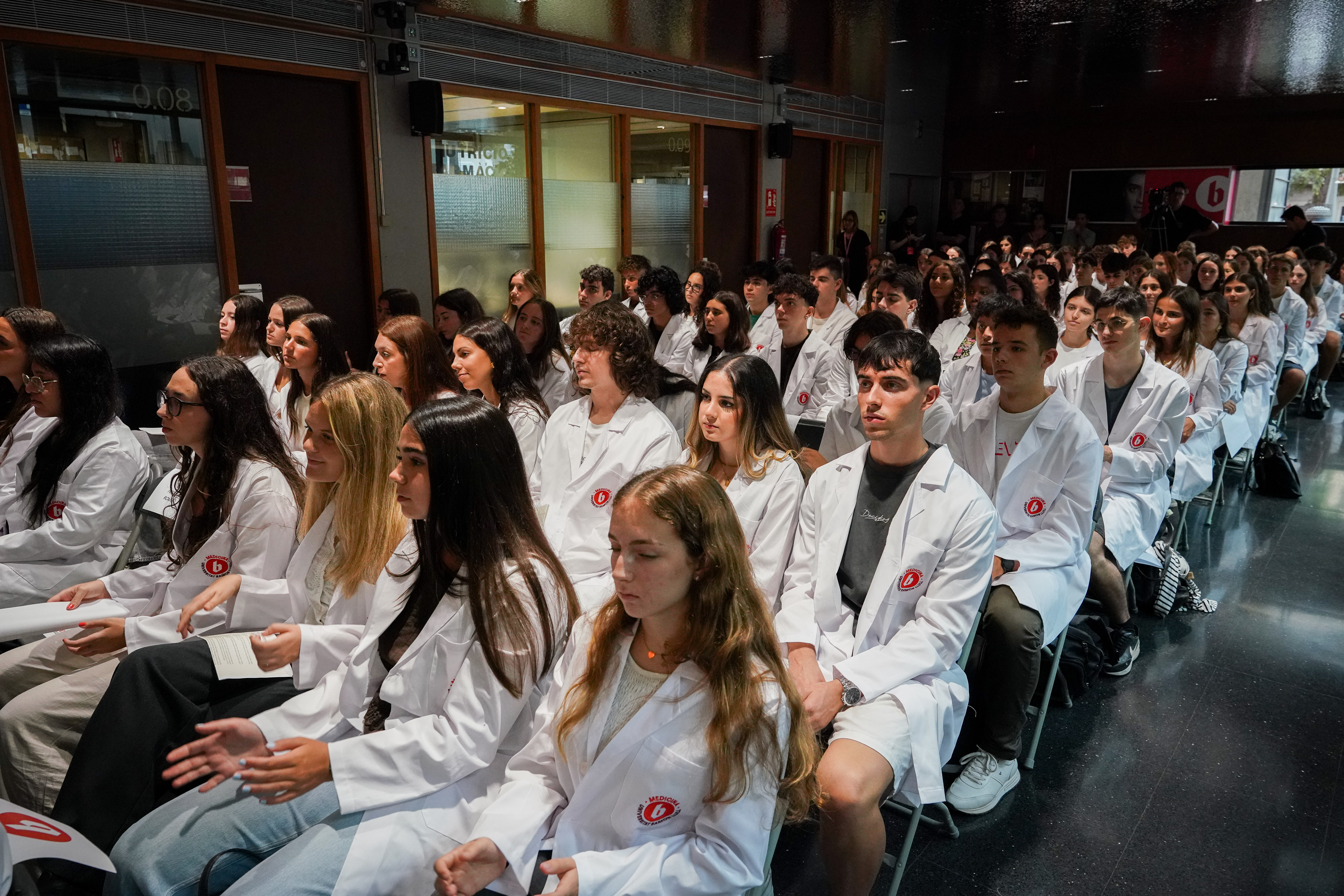 L'alumnat durant l'imposició de bates blanques