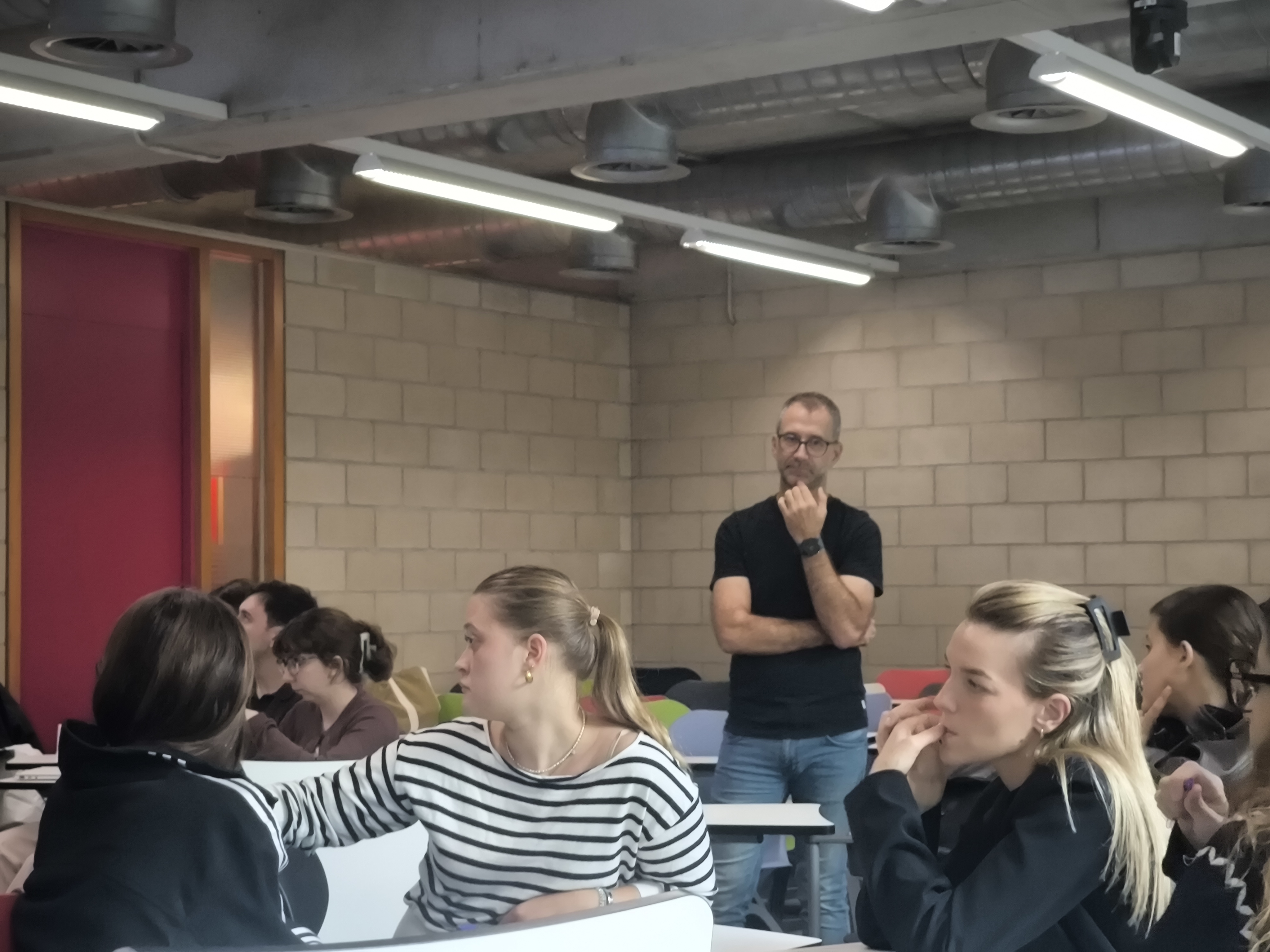 Estudiants asseguts en grup per treballar aspectes relacionats amb el benestar i la salut