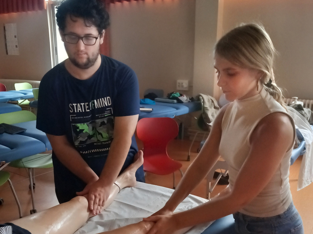 Dos estudiants realitzant un massatge oncològic