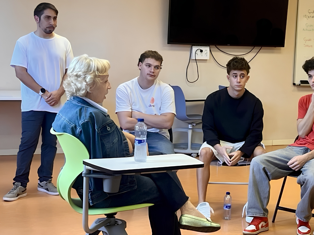 Un fiseoterapeuta i els alumnes comparteixen una sessió on se'ls explica noves tècniques