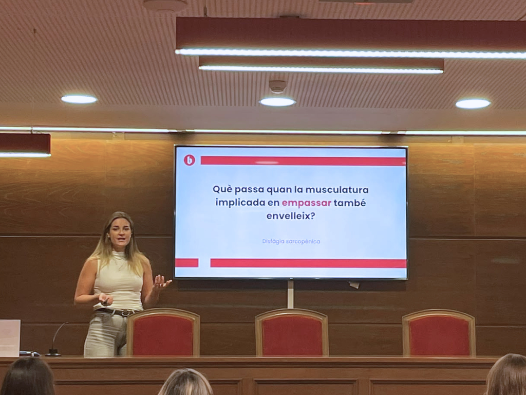 Alumne presentant el seu TFG
