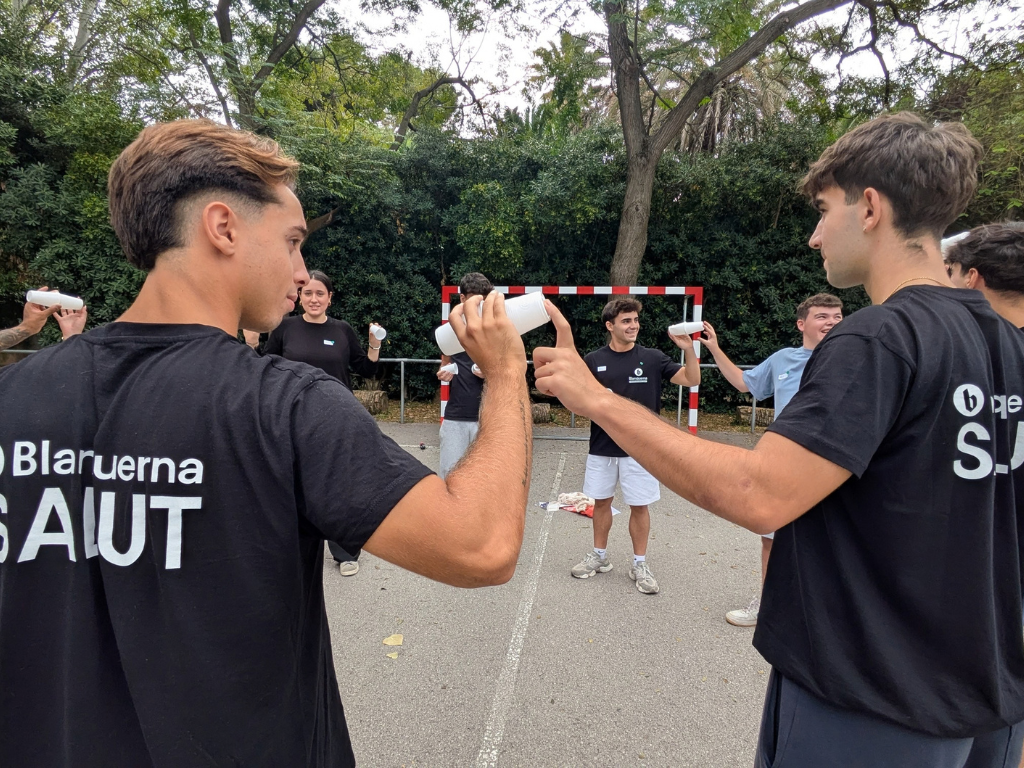 Estudiants formant un cercle i trebellant la cooperació mitjançant jocs