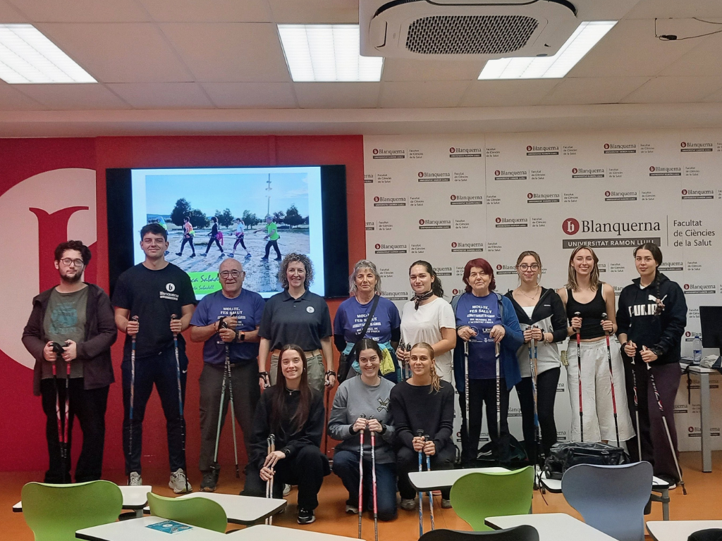 Foto del professorat i l'alumnat llestos per fer la marxa