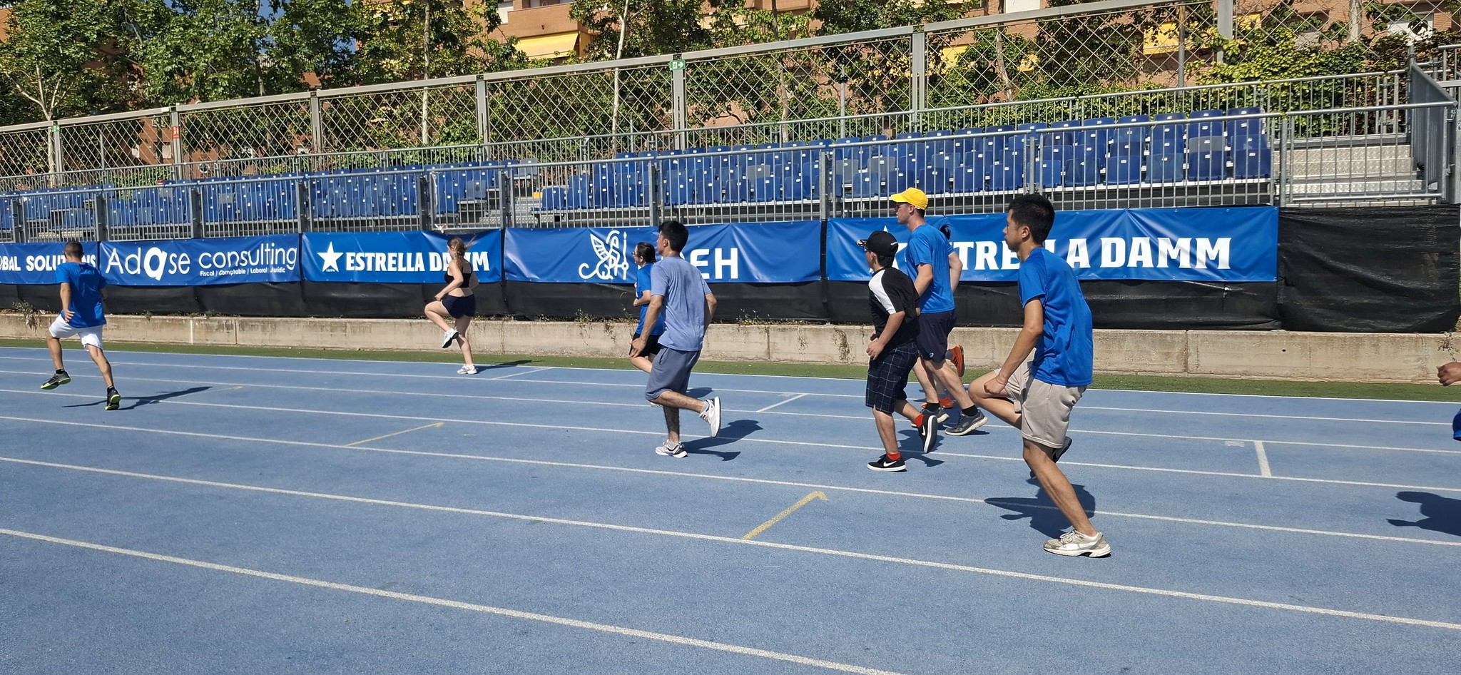 Joves amb discapacitat intel·lectual practicant esport