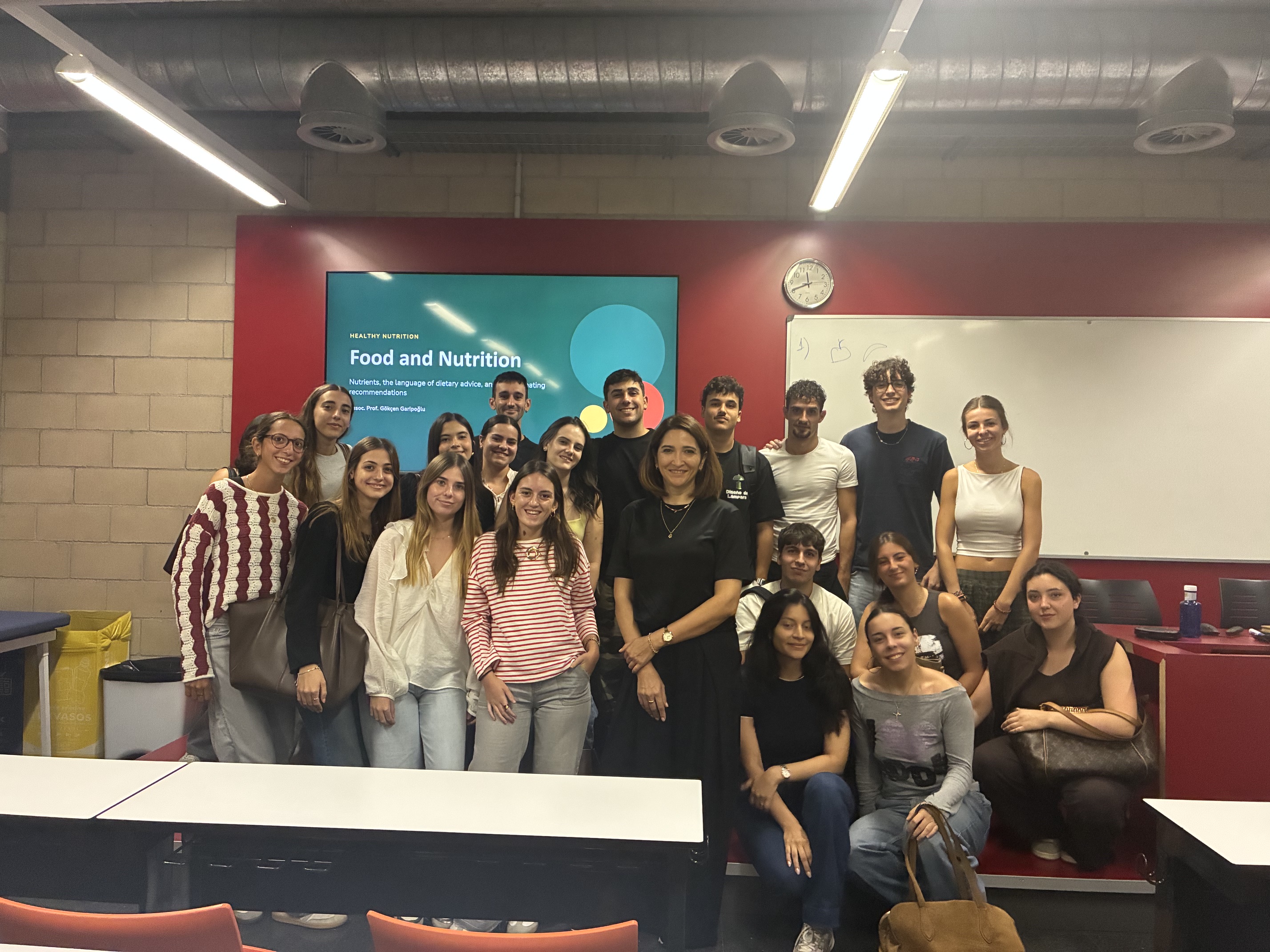 Estudiants i convidada es fan una foto