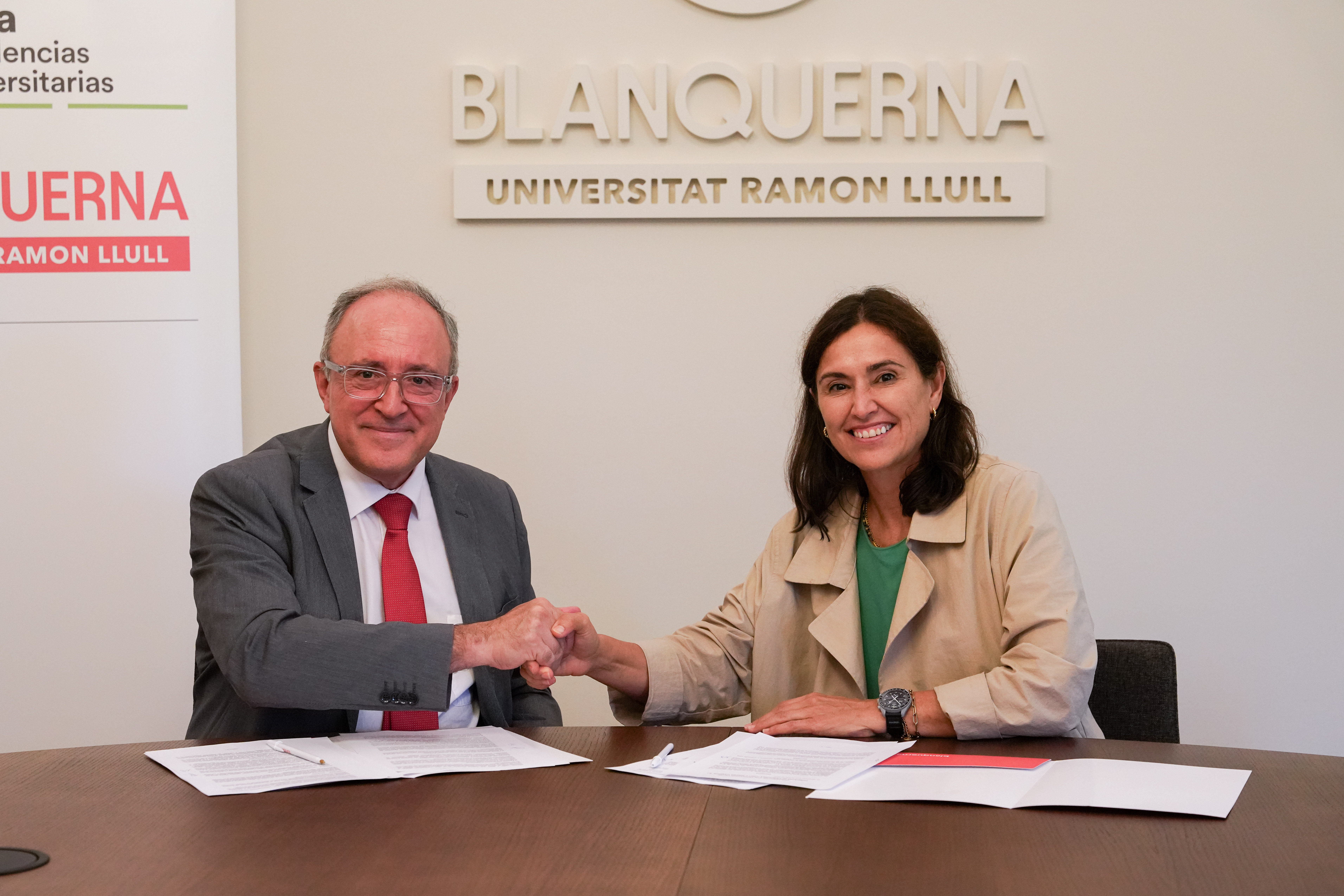 Jordi Riera (Blanquerna_URL) i Marta Sánchez Serrano (Resa) signen l'acord de col·laboració