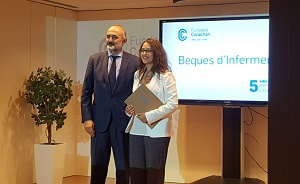 Una estudiante de Enfermería recibe una beca de la Fundación Corachan en reconocimiento de la excelencia académica