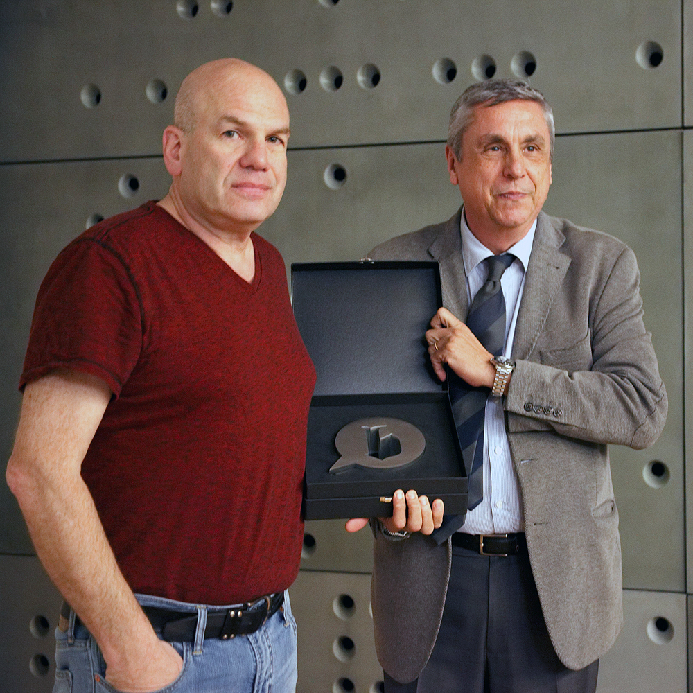David Simon rep el Premi Extraordinari Blanquerna