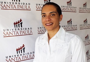 La experta en actividad física terapéutica Erika Cyrus imparte una conferencia en Blanquerna Salud