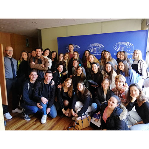 Hasta una docena de diferentes profesionales visitan a estudiantes de Global Communication Management