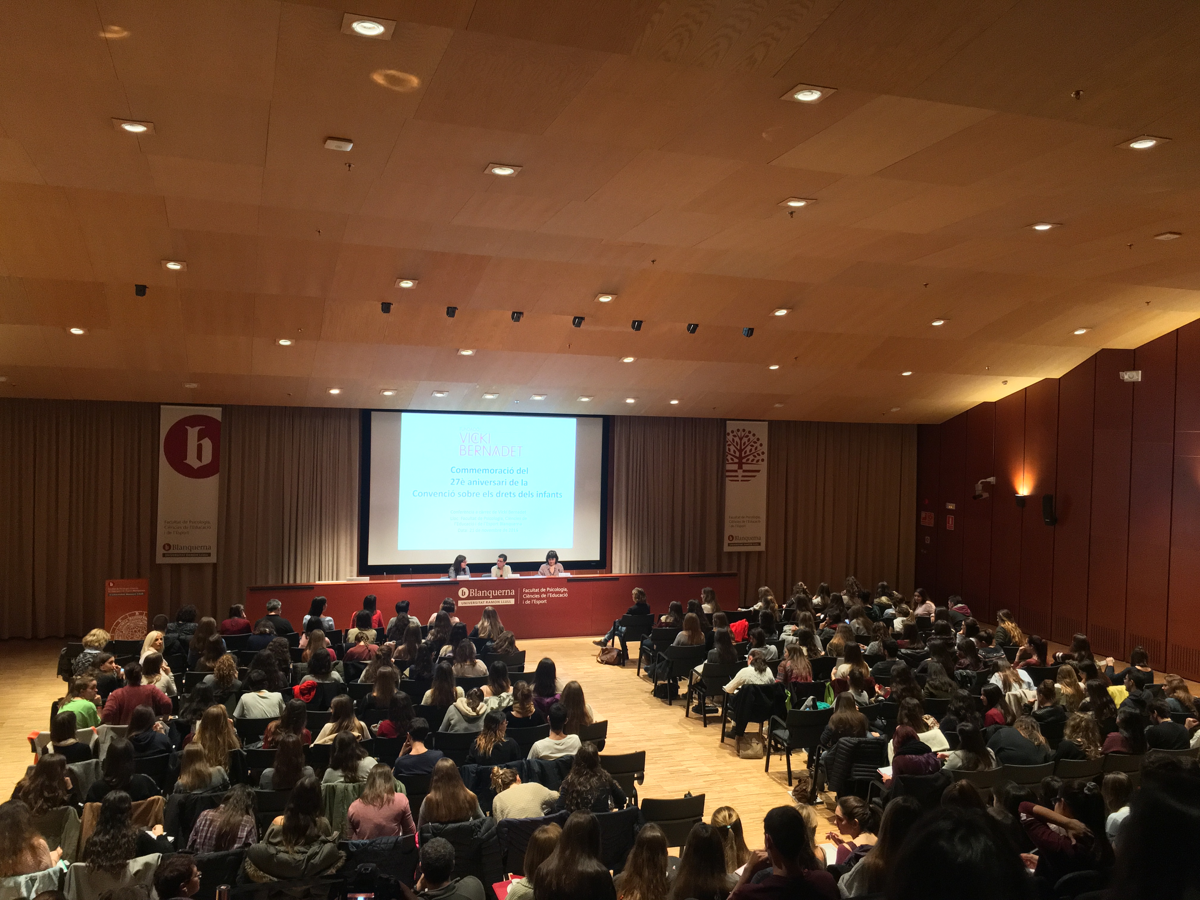 Vicki Bernadet parla als estudiants