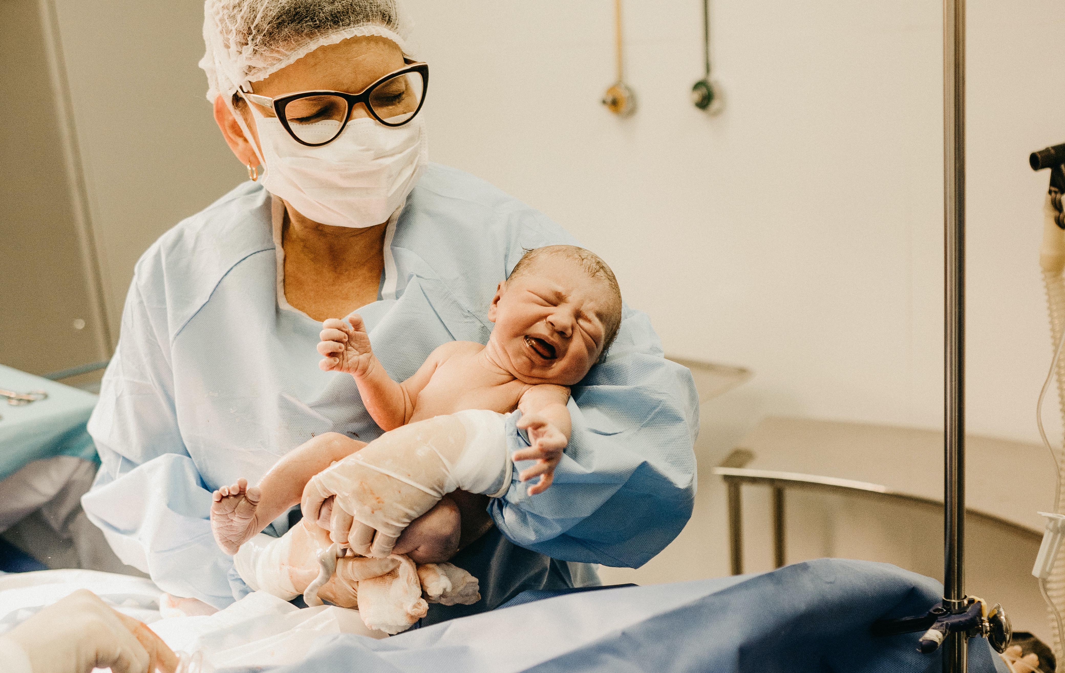 Les dones ateses per llevadores des de l’inici del part tenen el doble de possibilitats de tenir un part normal, sense fòrceps o cesària