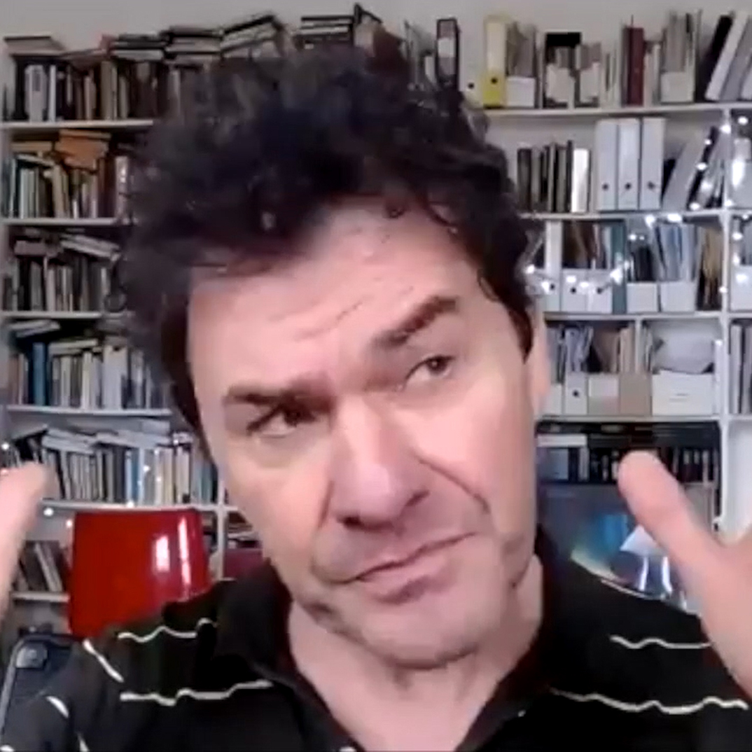 Mark Cousins ​​comparte los retos creativos del cine con estudiantes de Blanquerna