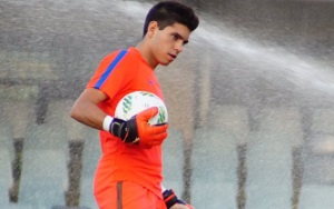 El estudiante Sergi Puig, portero del juvenil, se entrena con el 1º equipo del Barça