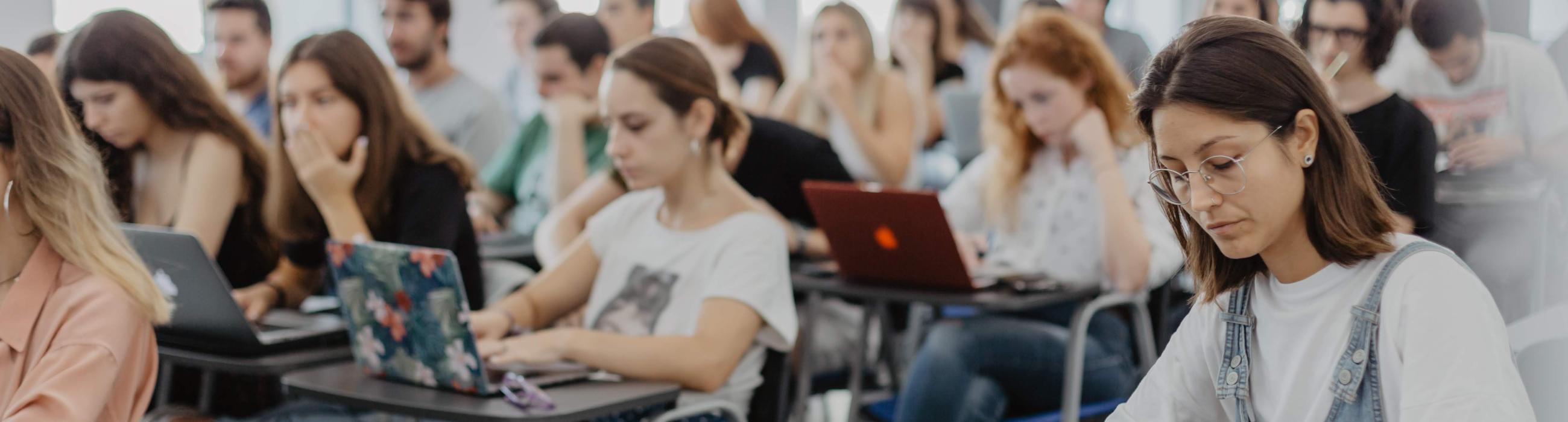 alumnes a l'edifici de la FCRI