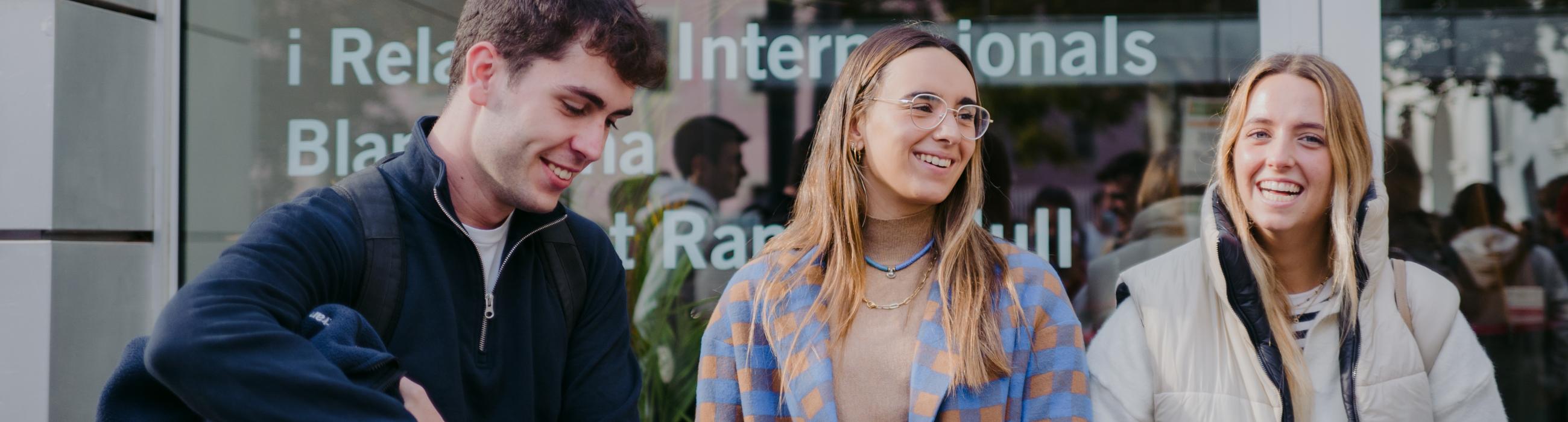 alumnes a l'entrada de la FCRI