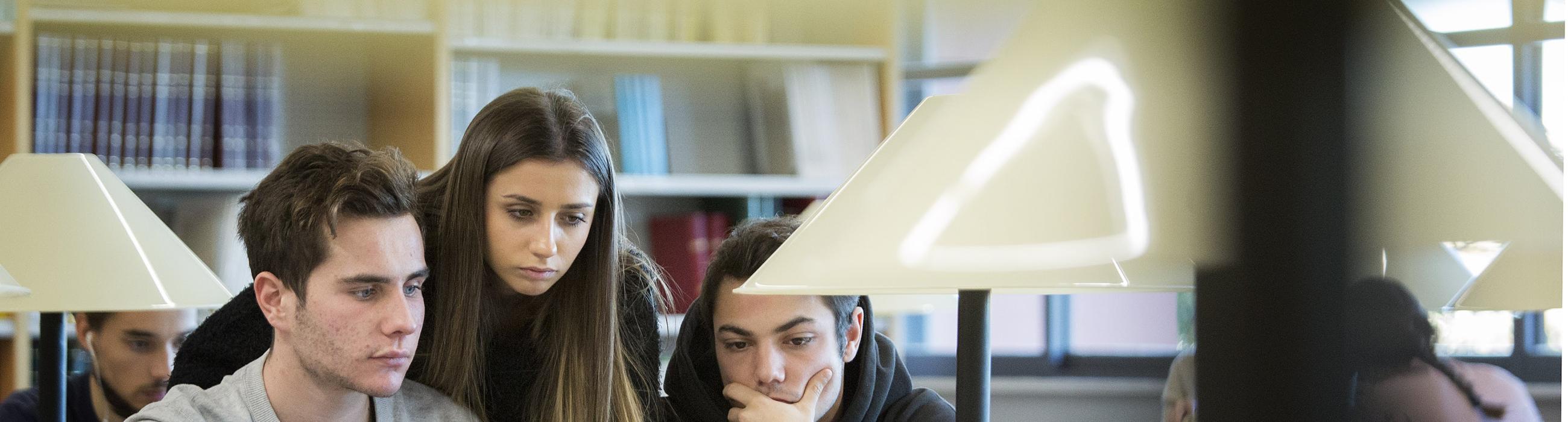 alumnes amb ordinador a la biblioteca fpcee